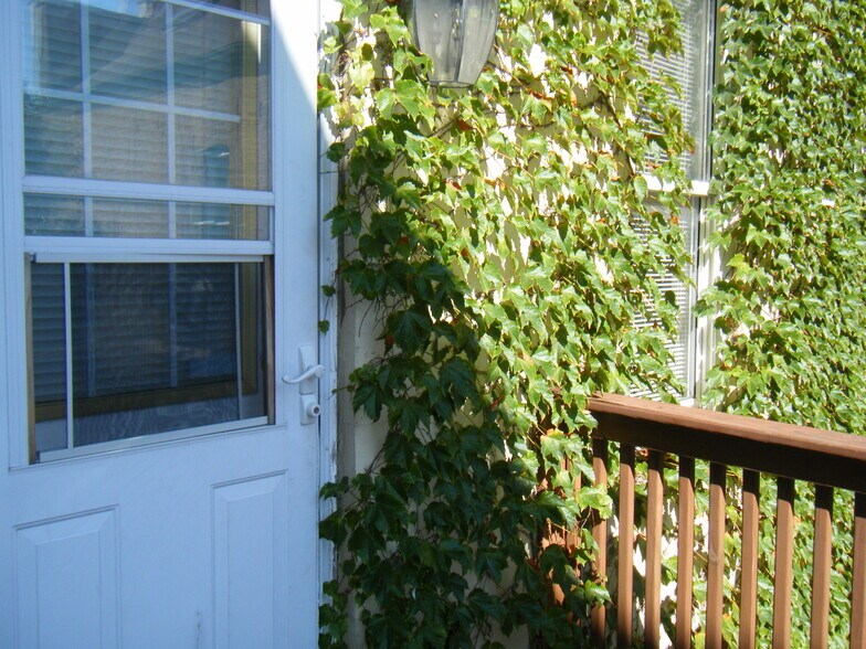 Building Photo - 1428 N Greenview Ave