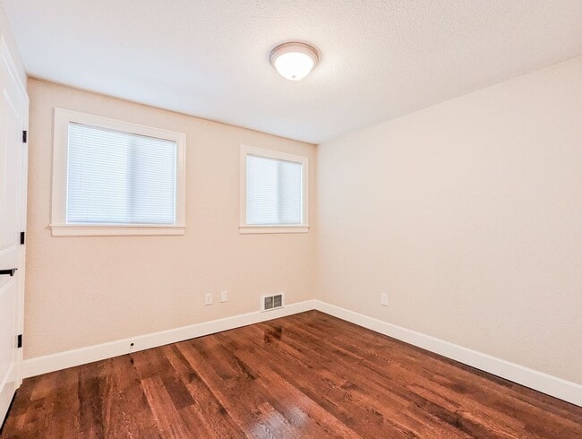 Building Photo - Charming 3 bed, 2 bath Lake Goodwin rambler!