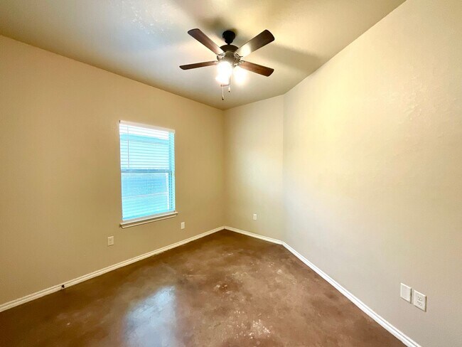 Building Photo - High Ceilings, Fenced Yard & 2-Car Garage – New Braunfels Living!