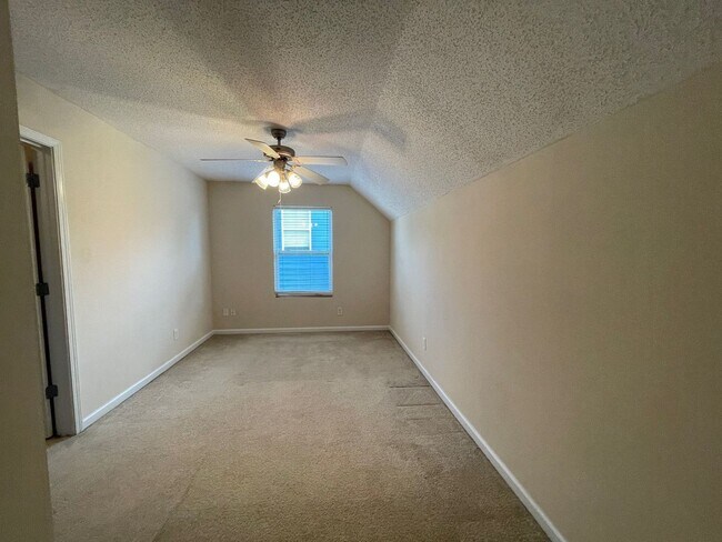 Building Photo - ROOMMATE MATCHING HOME ONLY! PRE-LEASING FOR AUGUST 1 2026! 1/2 Off Deposit!
