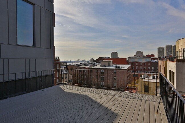 Building Photo - Charming Old City Apartments