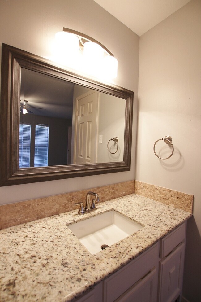 Building Photo - Available Now: Stunning 4-bedroom, 2-bath ...