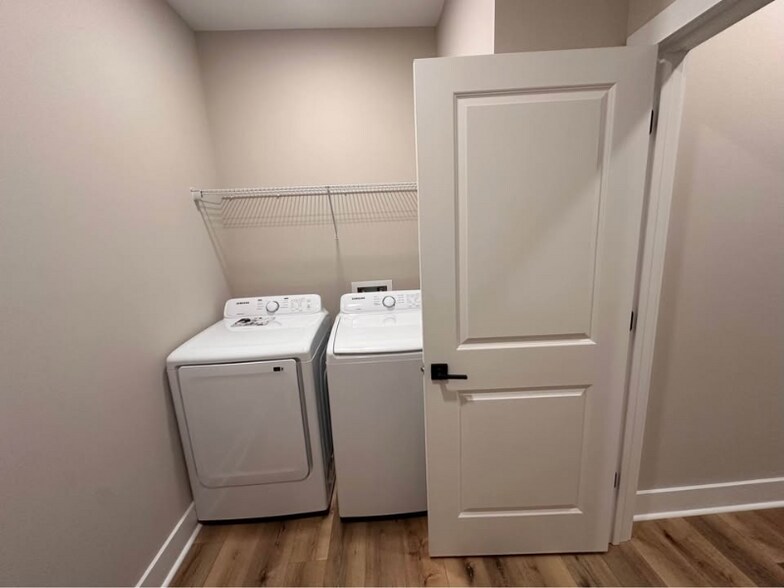 Building Photo - 7280 Franklin Way