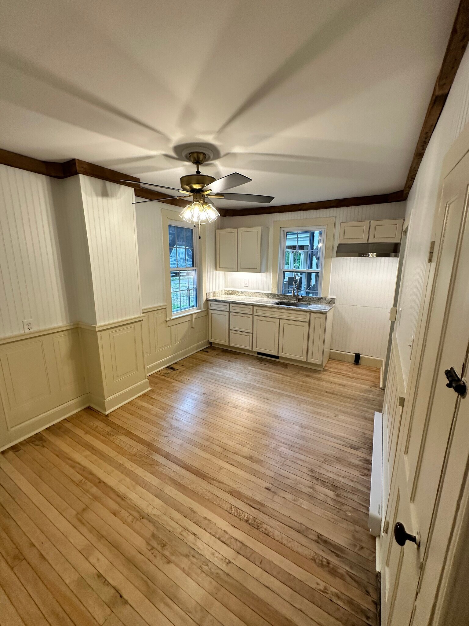 Building Photo - 537 Main St