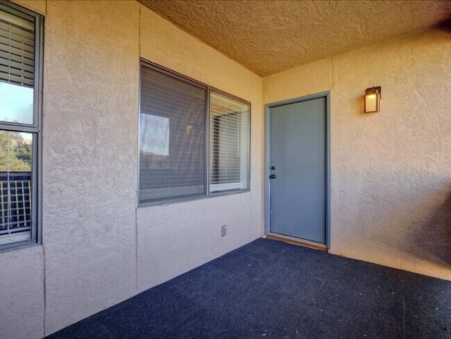 Building Photo - 2 Bedroom 2 Bathroom Retreat with Community Pool & Spa!