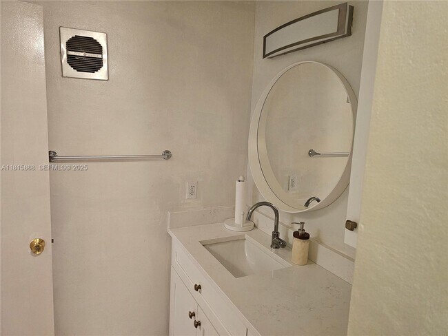 Building Photo - 215 SE 3rd Ave