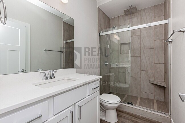 Building Photo - 5638 Fernwood Dr