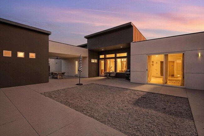 Building Photo - 58654 Piedmont Dr