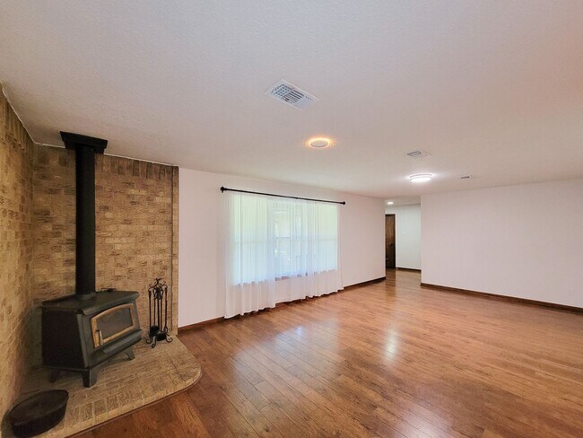 Building Photo - 10282 Valley Dr S