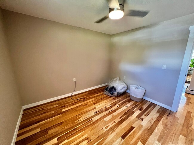 Building Photo - Tastefully updated 1 bedroom, 1 bathroom c...