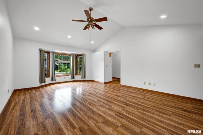 Building Photo - 2321 W Pintura Ct