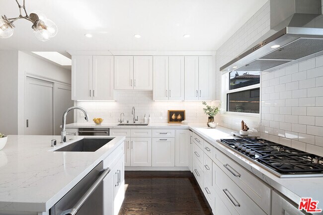 Building Photo - 326 N Vista St