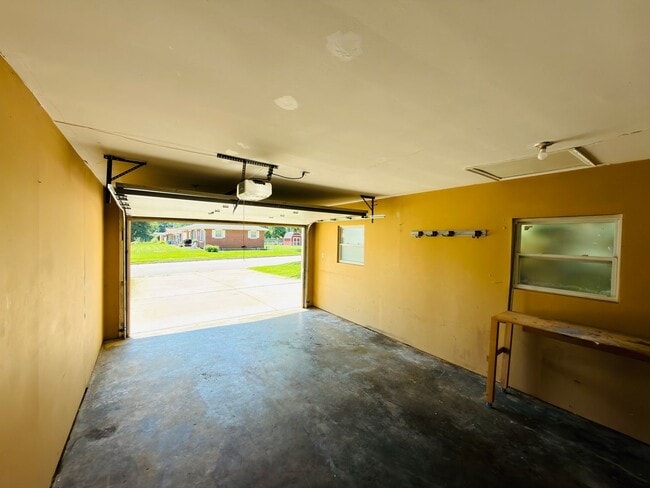 Building Photo - Move-In Ready 3BR/2BA Home with 2-Car Garage in St. Charles