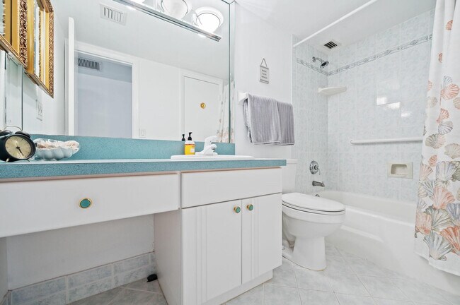 Building Photo - 1050 Hillsboro Mile