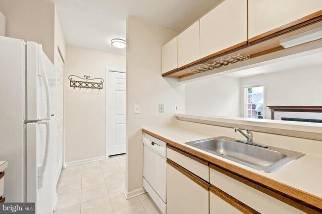 Building Photo - 502 Diamond Dr