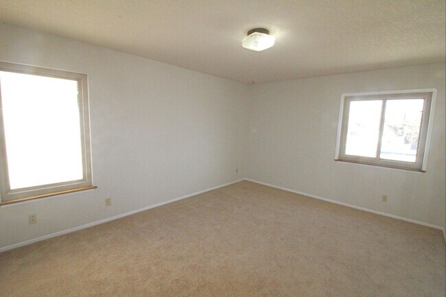 Building Photo - 3 Bedroom + 3 Bathroom Unit | Oxnard Shores | Unfurnished