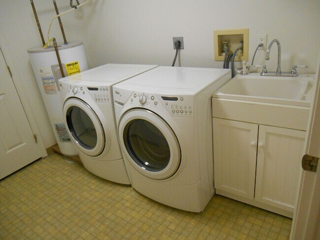 Building Photo - Single Family Townhome, 2 bedrooms, 3 full...