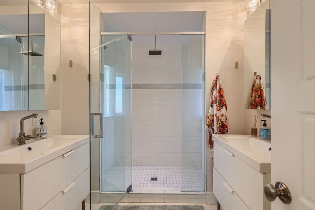 Building Photo - Available NOW! Fully Furnished 4 Bedroom 2 Bath Beautiful Home in Denver!