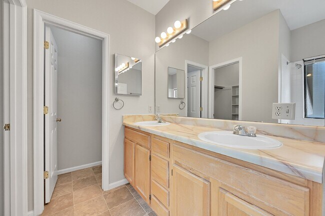 Building Photo - $1,850.00, 2 bed, 2 bath, located in Color...