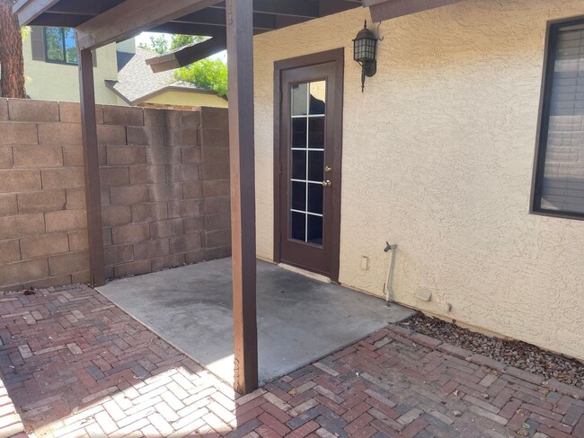 Building Photo - **EXCELLENT 2br/2ba/2carport TOWNHOUSE (GU...