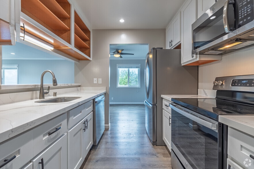 2BR, 2BA - 1,077SF - Kitchen - Oakview