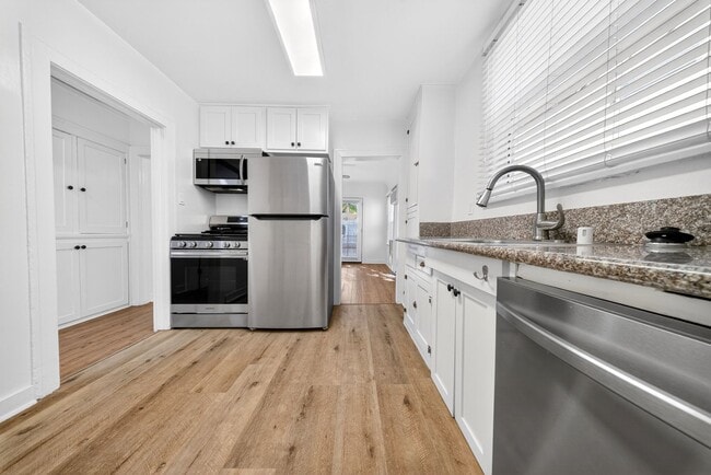 Building Photo - 5225 De Longpre Ave