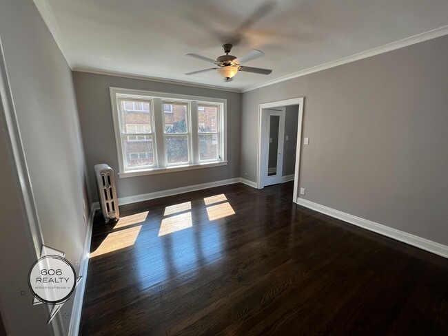 Building Photo - Remodeled East Albany Park Apts!