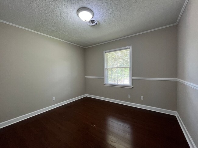 Building Photo - Sweet & Stylish 3 Bedroom 1.5 bath