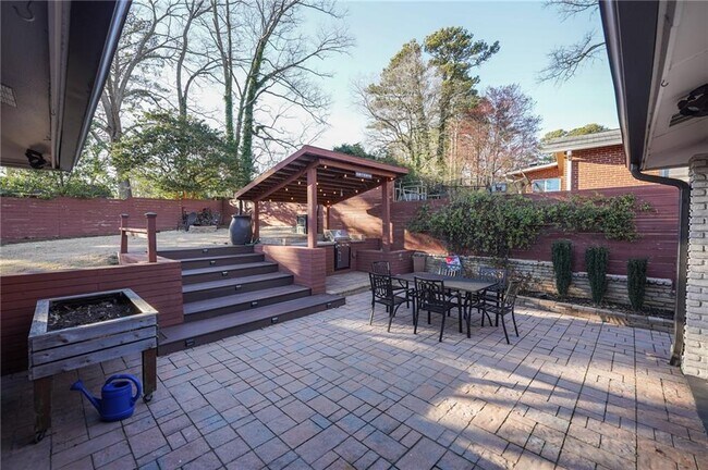 Building Photo - 3844 Longview Dr