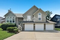 Building Photo - 2105 SW Eyrie Rd