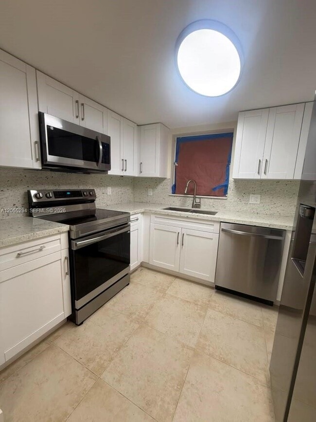Building Photo - 9351 Fontainebleau Blvd
