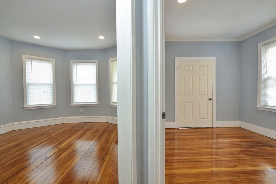 Building Photo - 9 Nightingale St