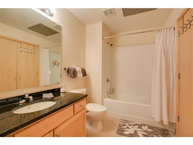 Building Photo - 521 S 7th St