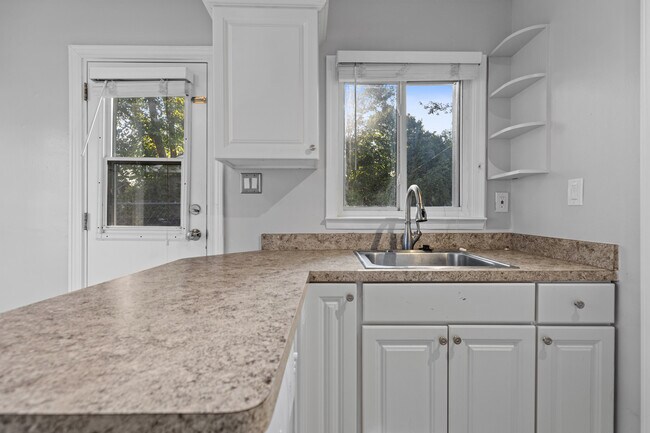 Building Photo - 3915 Linwood Ave