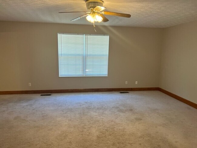 Building Photo - Maryville 37801 - 4 bedroom, 2.5 bath home with 2300+ SF on 1.26 acres. - Call Troy Adams (865) 2...