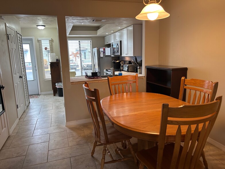 Kitchen/Nook - 3333 S Ridgewood Ave