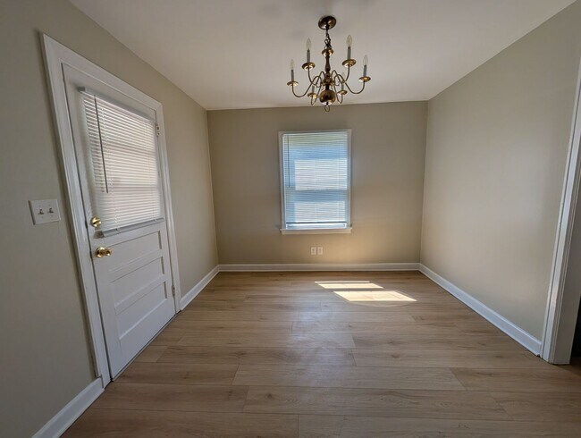 Building Photo - 831 S Dalton St