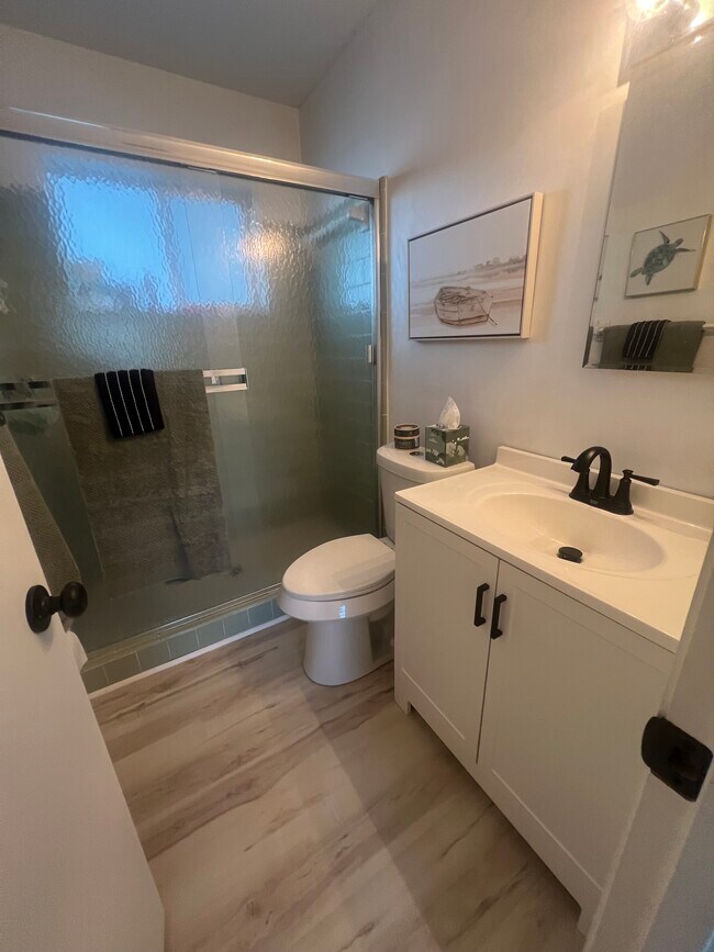 Building Photo - 2041 Sunset Dr