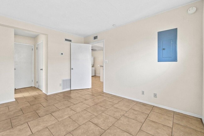 Building Photo - 712 Hansen St