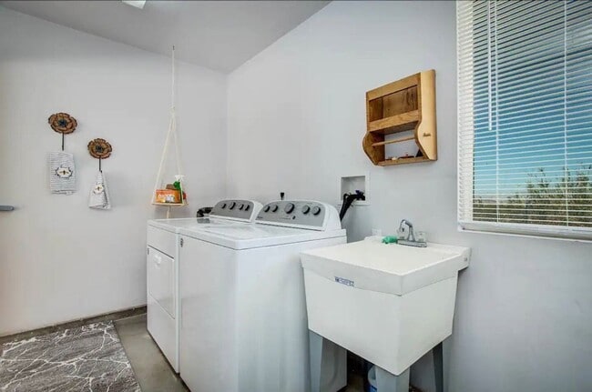Building Photo - Fully Furnished, Secluded & Private