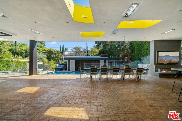 Building Photo - 809 N Rexford Dr