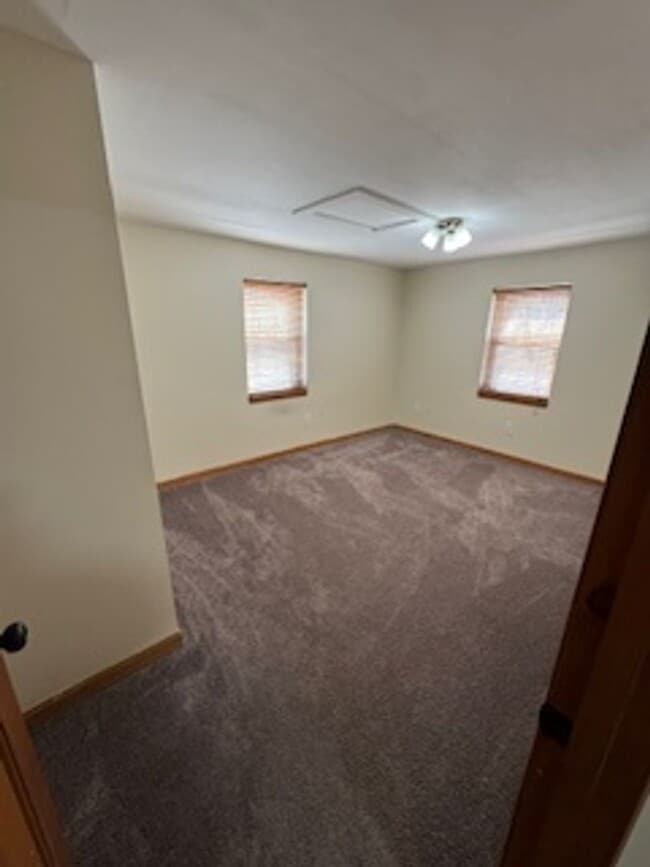 Building Photo - Charming 2BD/1BA Townhome in Burlington’s New North End