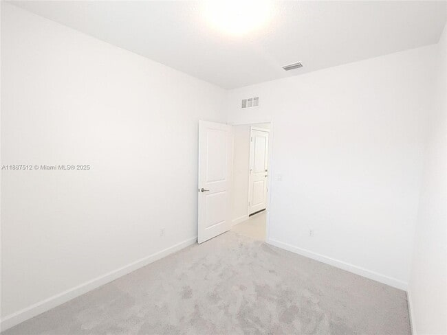 Building Photo - 400 SE Crossoak Ln