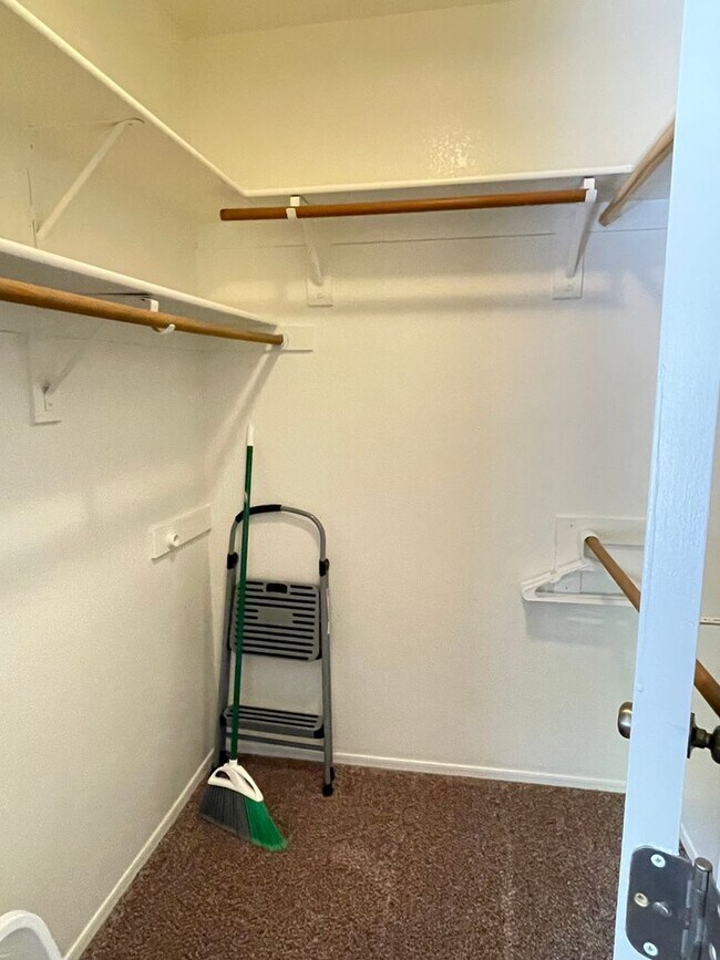 Building Photo - 1 Bedroom/1 Bath community pool Great Scottsdale location.