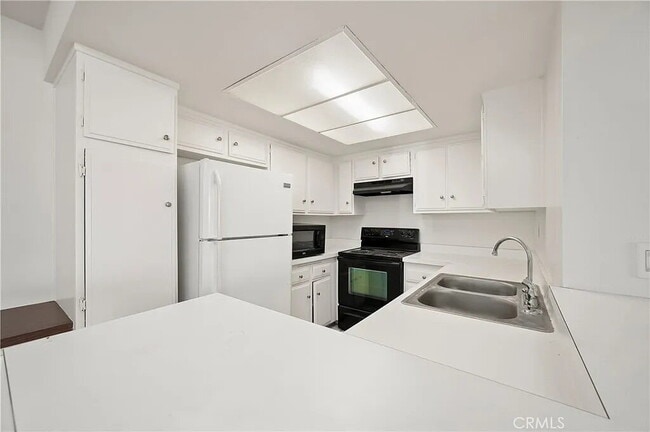 Building Photo - "Chic 1-Bed Retreat with Pool & Central Vacuum in Anaheim's Heart – 710 Sq Ft of Hardwood Elegance!"