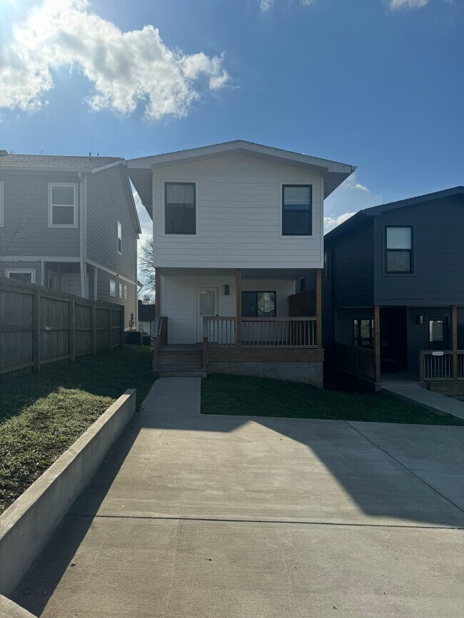 Building Photo - 1822 16th Ave N