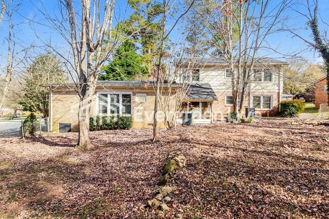 Building Photo - 614 Pine Hill Dr