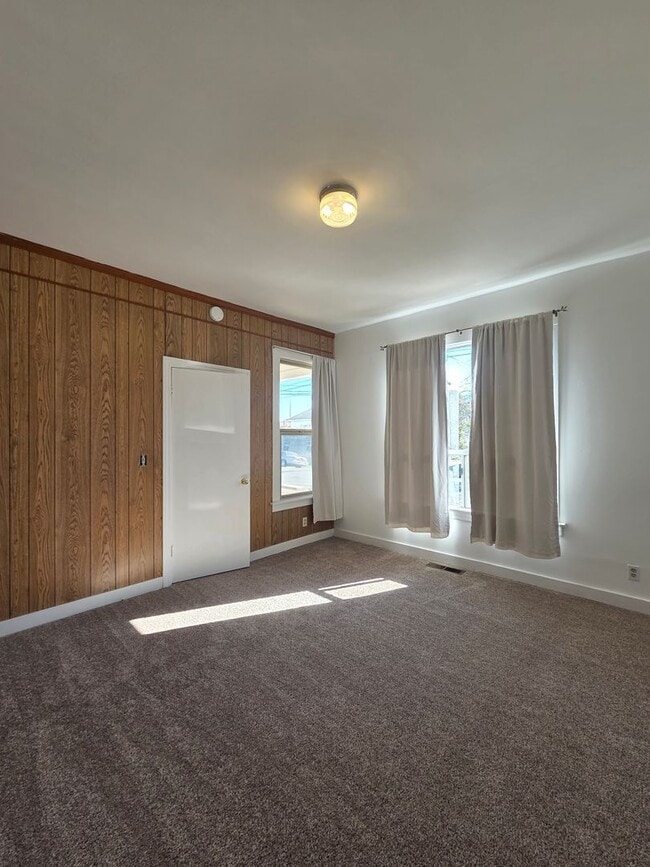 Building Photo - West Side Petaluma Near Down Town  - 2 Bedroom 1 Bathroom