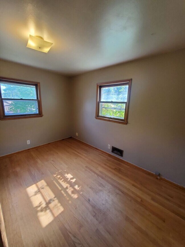 Building Photo - 622 S 68th St