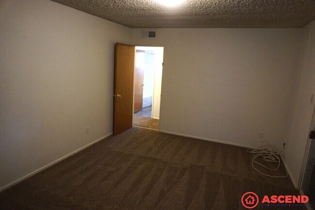 Building Photo - 2112 Kingston Pl
